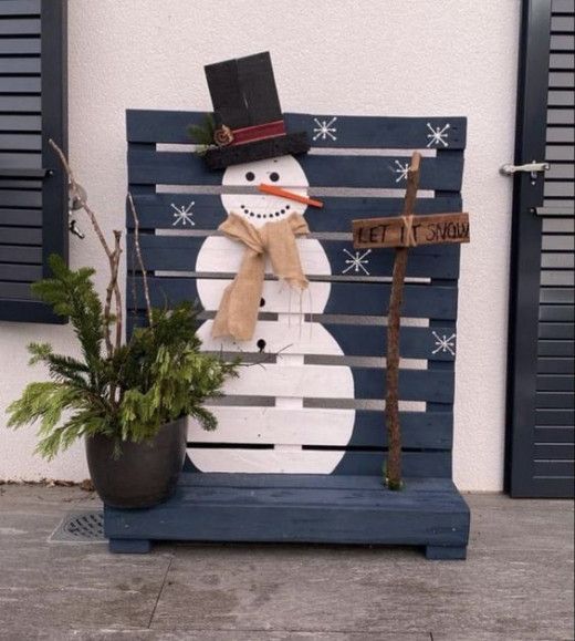 Pupazzo di neve con pallet riciclato.