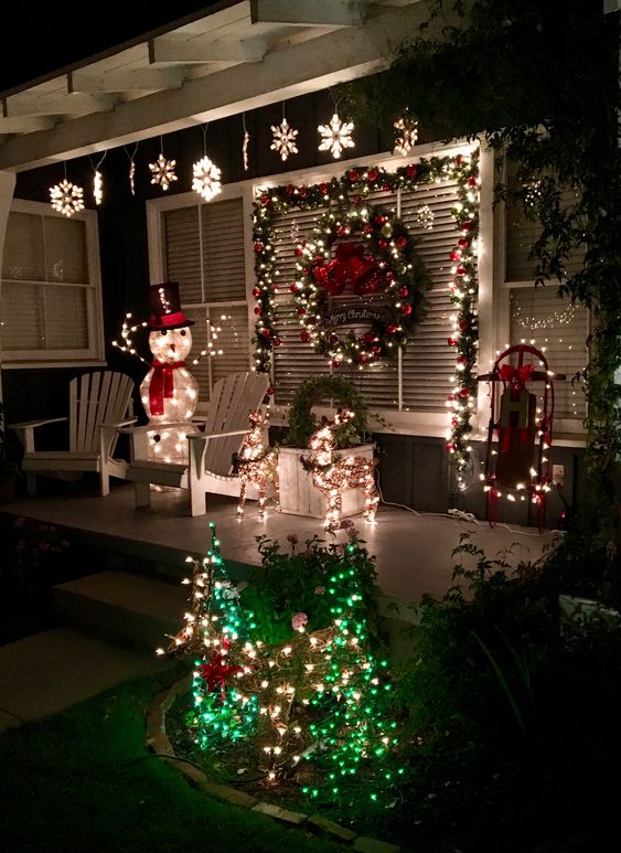 Illuminazione da sogno sul terrazzo a Natale.