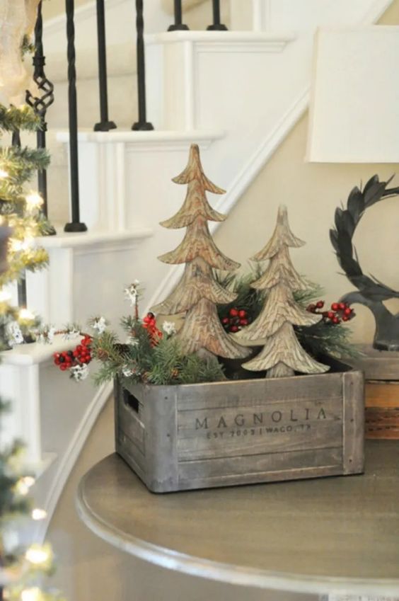 Cassetta di legno con alberelli natalizi.