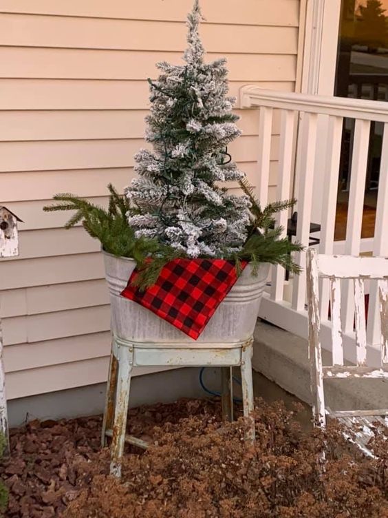 Vaso in metallo con alberello di Natale, una perfetta decorazione natalizia country.