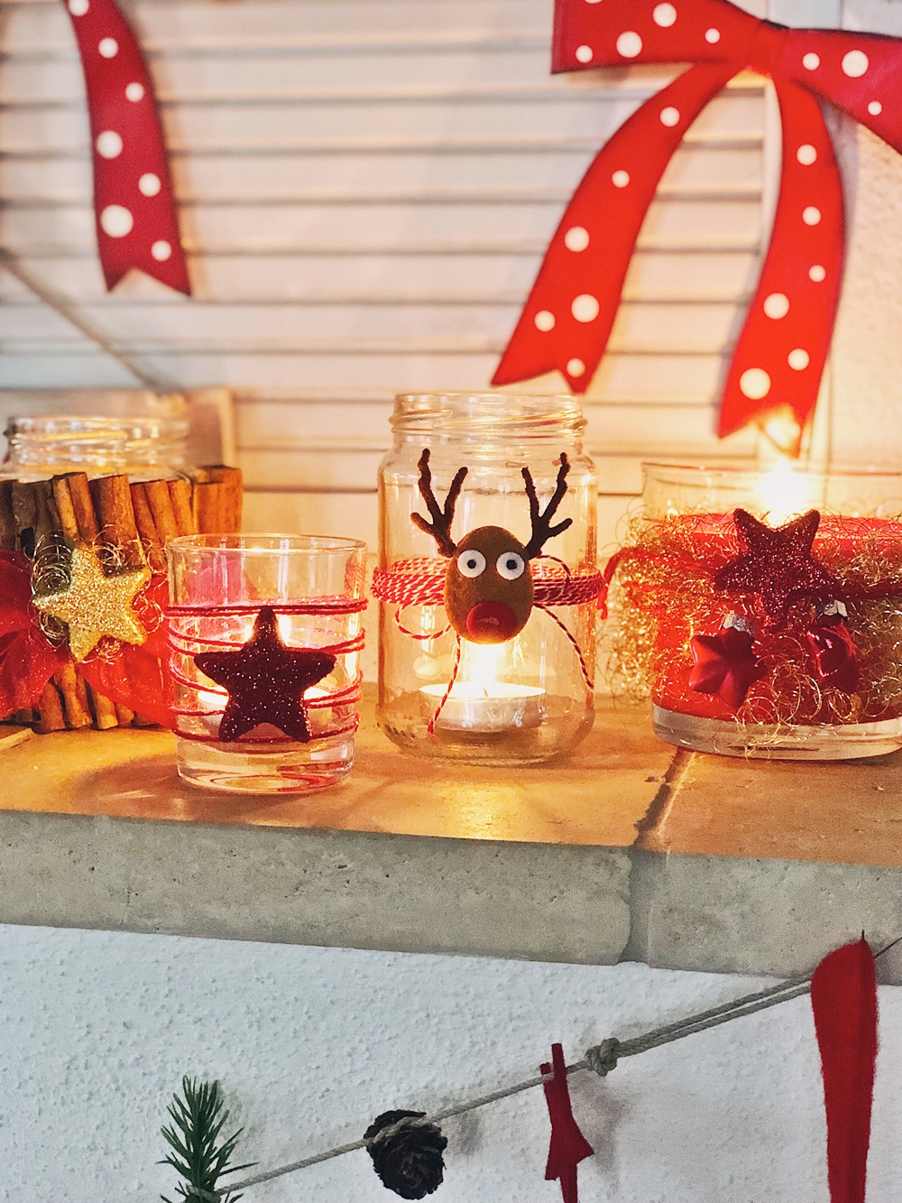Barattoli di vetro riciclati e decorati per Natale.