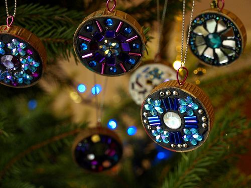 Addobbi per l'albero con tappi di plastica.