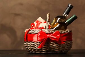Come preparare un bel cesto natalizio da regalare? 7 spunti per ispirarsi Cosa mettere nel cesto natalizio da regalare?