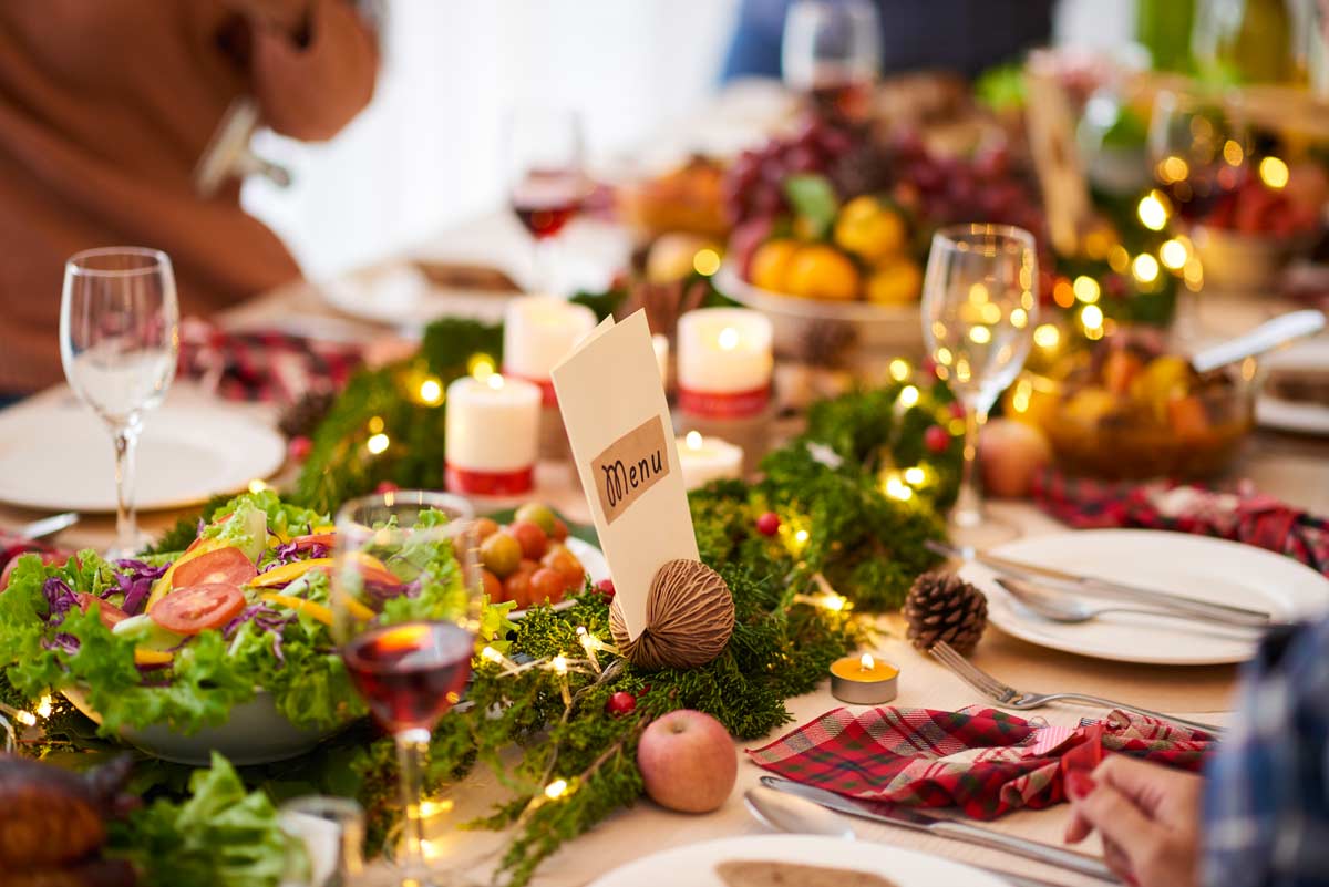 Scegliere un tema per la tavola di capodanno.