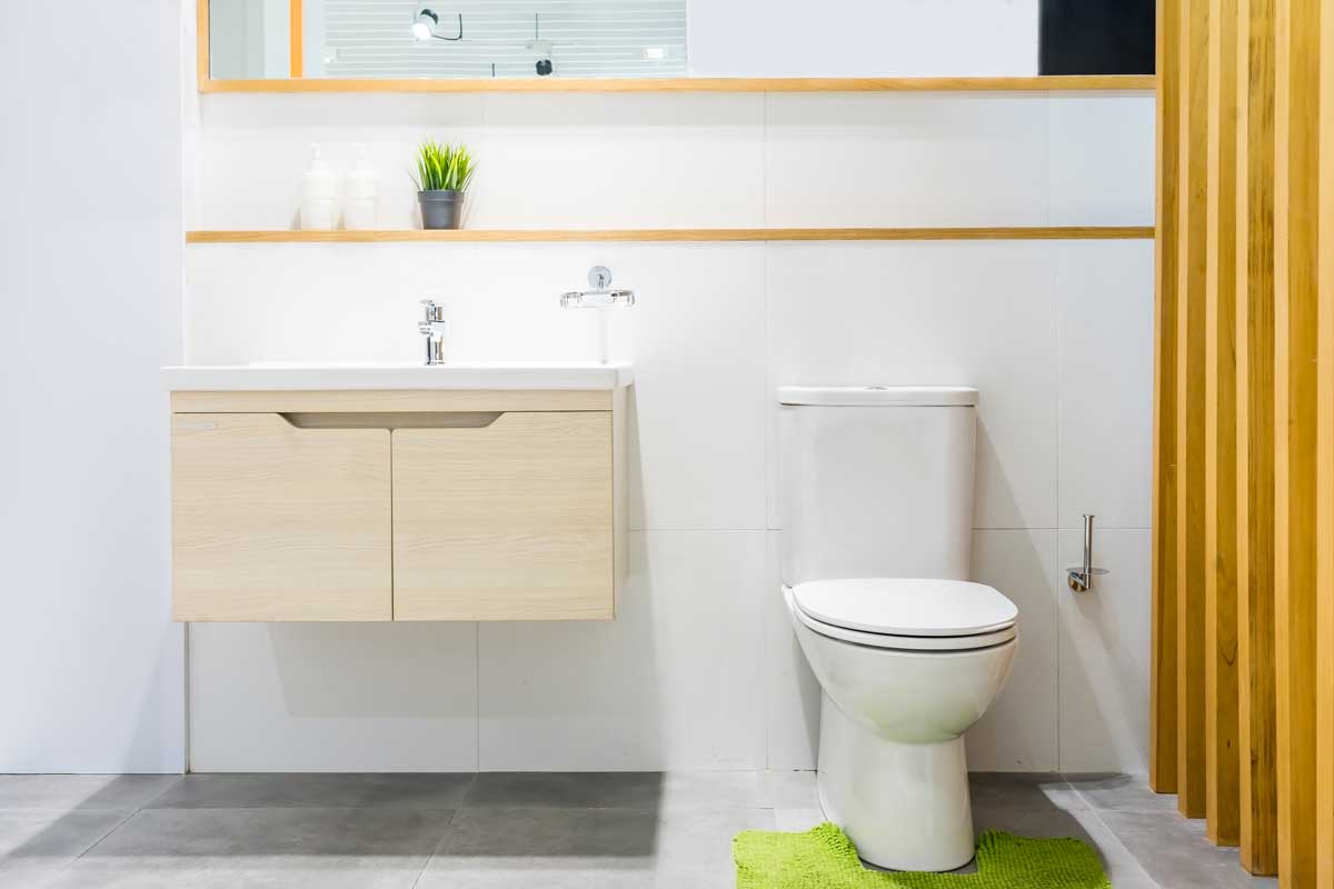 Bagno bianco e legno con mobile lavabo sospeso.