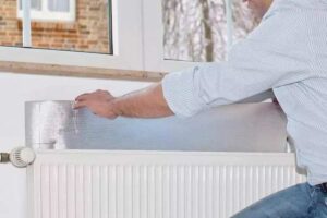 Pannelli termoriflettenti per termosifoni: come applicarli fai da te per migliorare l'efficienza energetica Pannelli termoriflettenti per termosifoni.