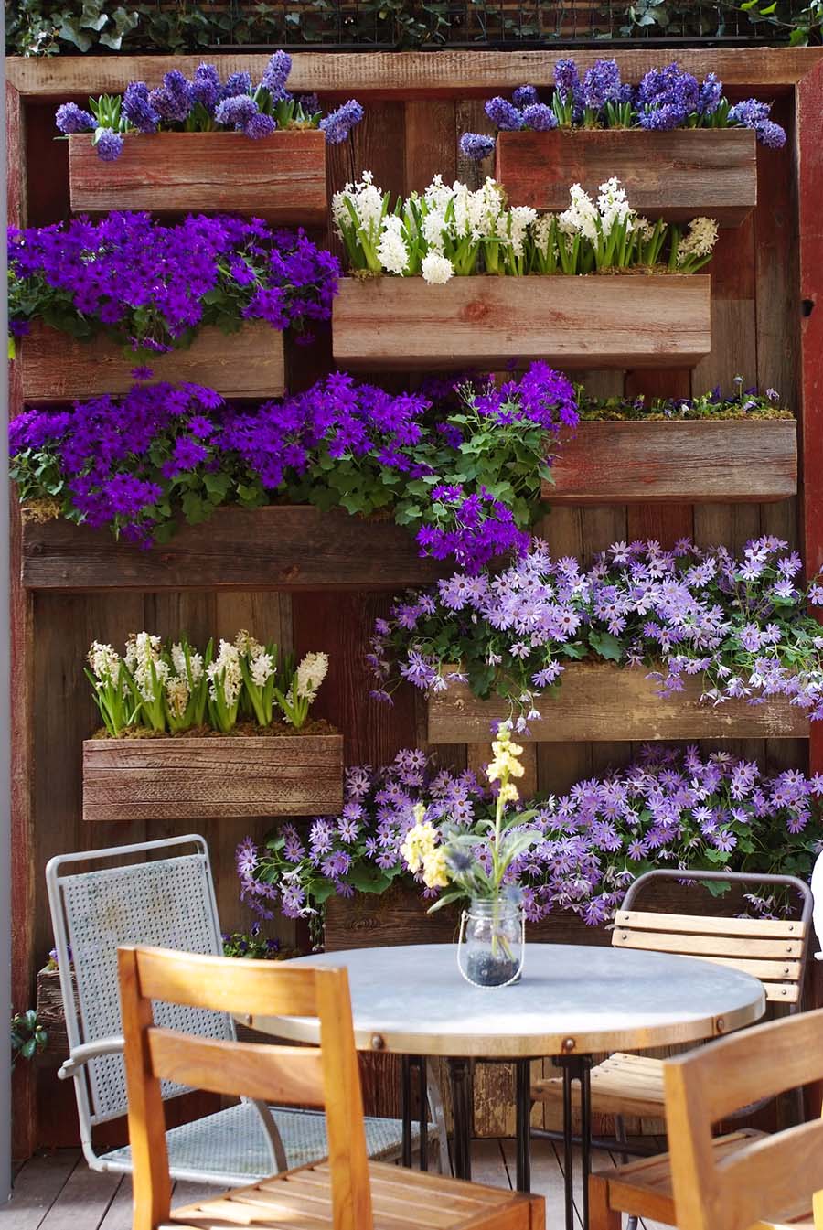 Incorniciate uno spazio sul patio con un bel giardino pensile