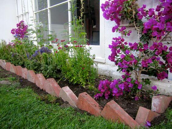 Giardino delle farfalle con bordo in mattoni rossi torniti