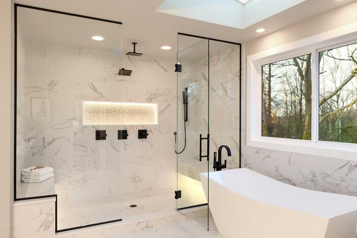 Bella doccia aperta con rivestimento effetto marmo.