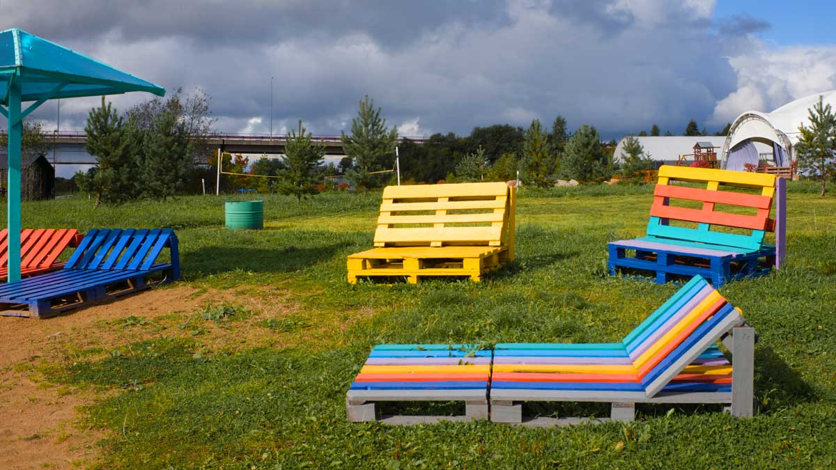 lettini e poltrone colorate fai da te con pallet di legno