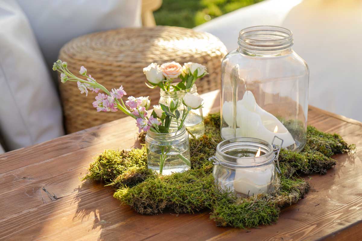 Vasetto di vetro con fiori incisi