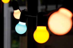 Trasforma le serate estive in momenti magici con l'illuminazione SOMMARLÅNKE di IKEA SOMMARLANKE IKEA, illuminazione esterna, balcone.
