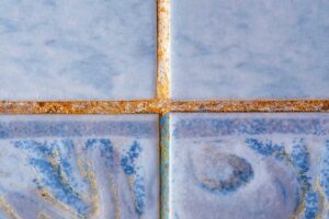 Fughe di doccia impeccabili: 5 rimedi naturali che funzionano davvero fughe sporche doccia