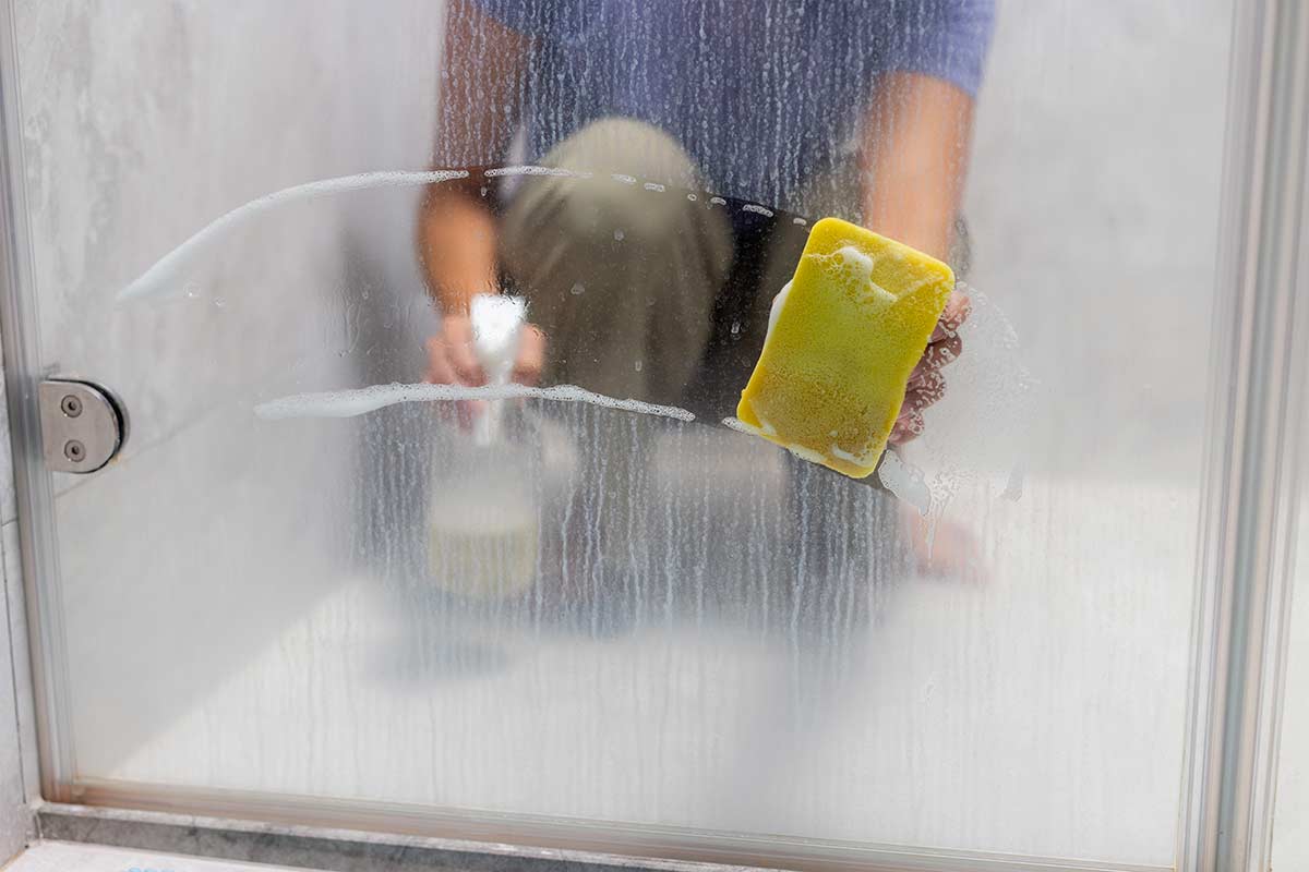 Come pulire i vetri della doccia senza lasciare aloni: i trucchi infallibili della nonna  --- (Fonte immagine: https://www.ideadesigncasa.org/wp-content/uploads/2023/10/img_652001a3f3b79.jpg)