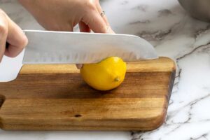 Limone: il trucco naturale per risolvere questo problema domestico che tutti abbiamo in casa limone per pulizie domestiche