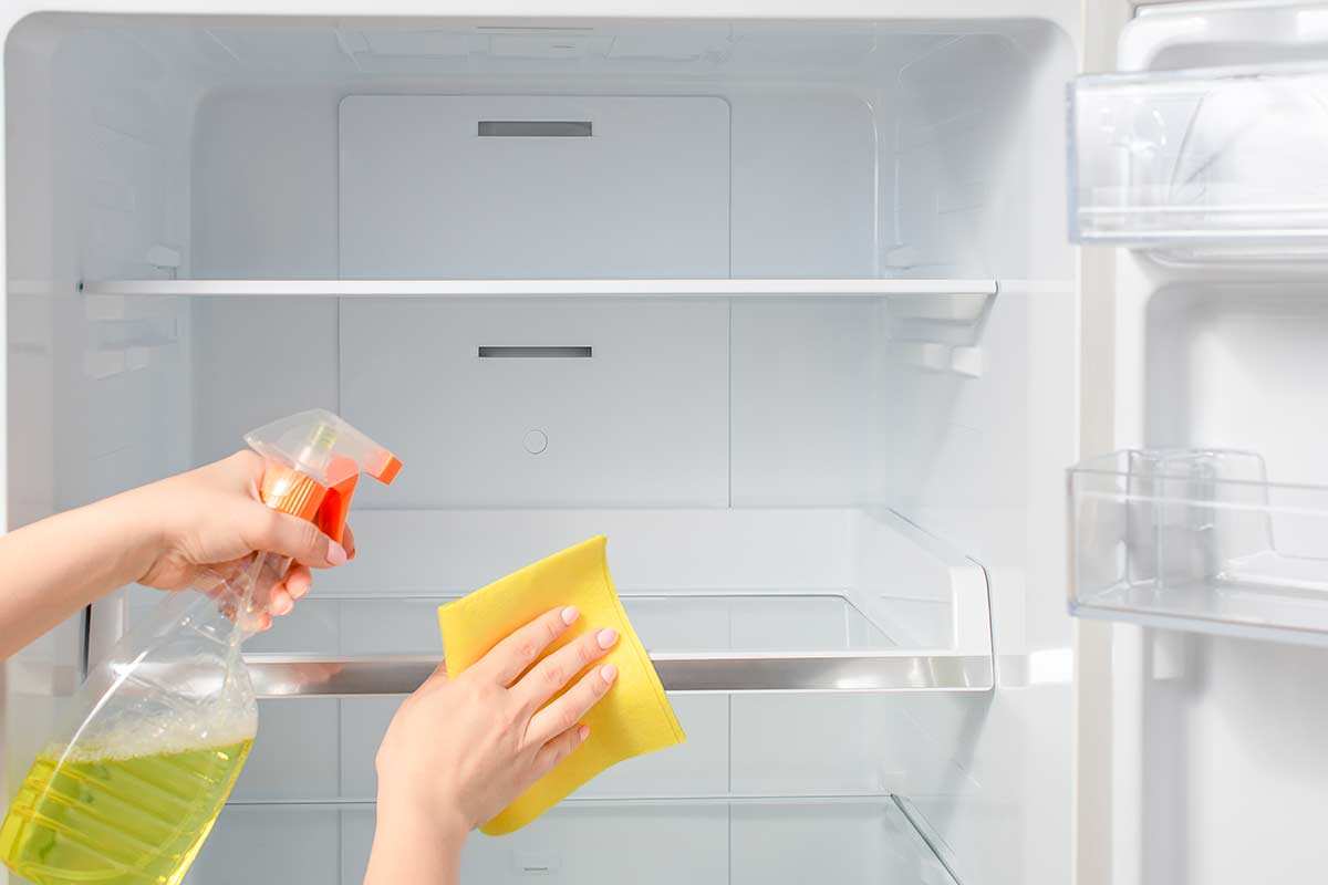 pulizia del frigorifero con acqua calda e aceto