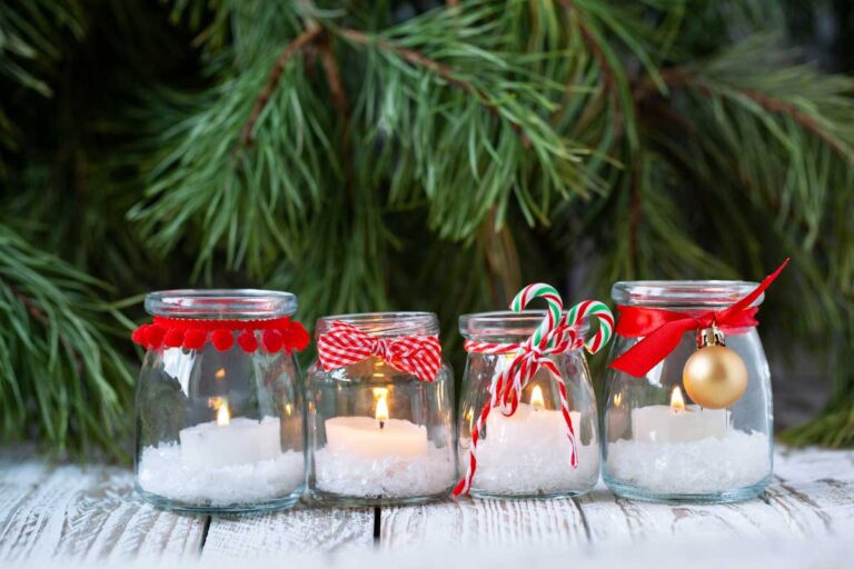 Candele e decorazioni fai-da-te di natalizie con barattoli di vetro