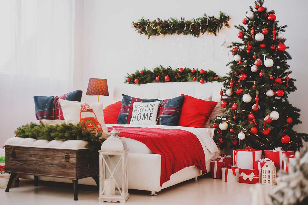 camera da letto decorata durante il Natale