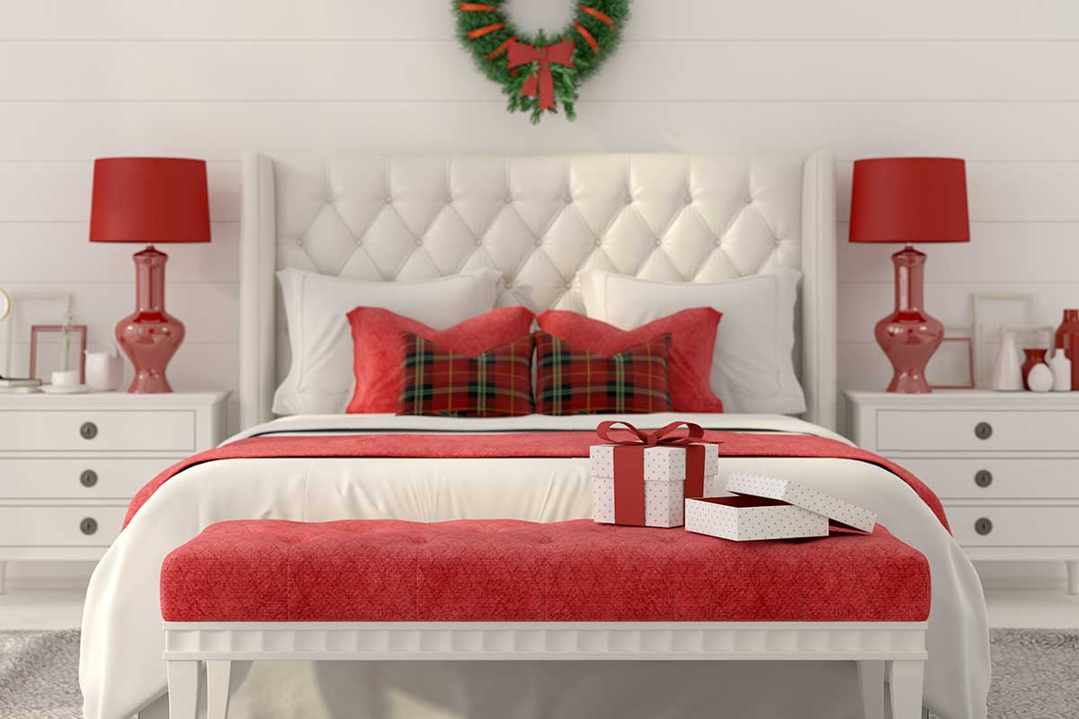 Camera da letto in rosso e bianco per Natale.