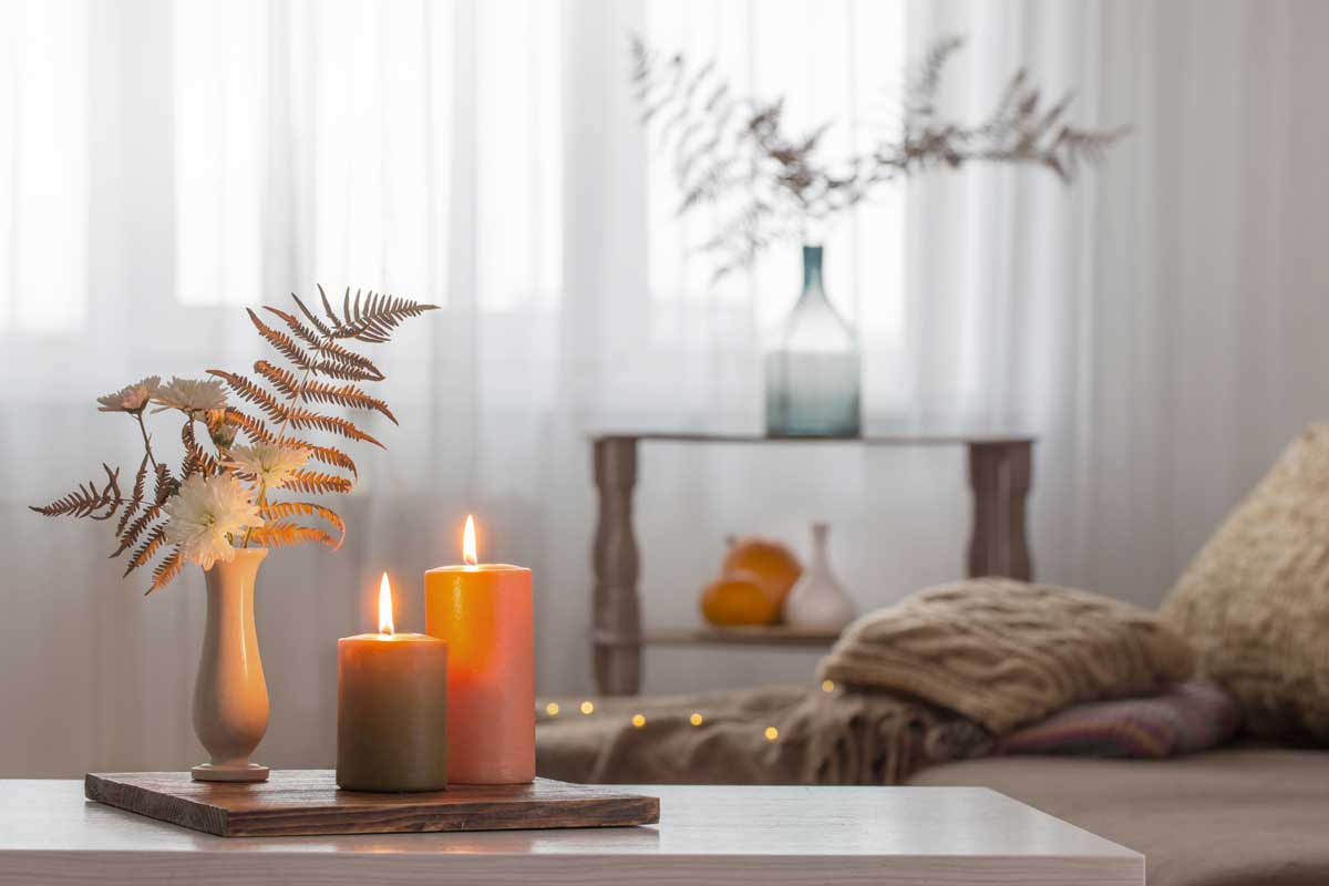 centrotavola invernale con candele colorate in soggiorno