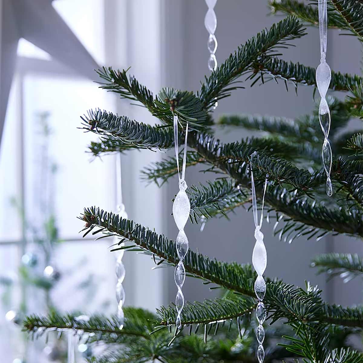 Decorazione a forma di stalattite in vetro trasparente Ikea.