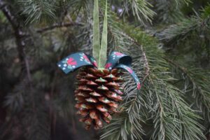 4 semplici addobbi natalizi da realizzare con le pigne per il tuo albero : ispirati addobbi fai da te con pigne per l'albero di Natale