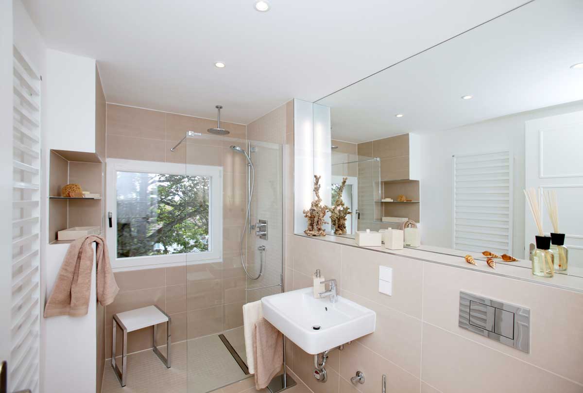 piccolo bagno moderno con specchio grande