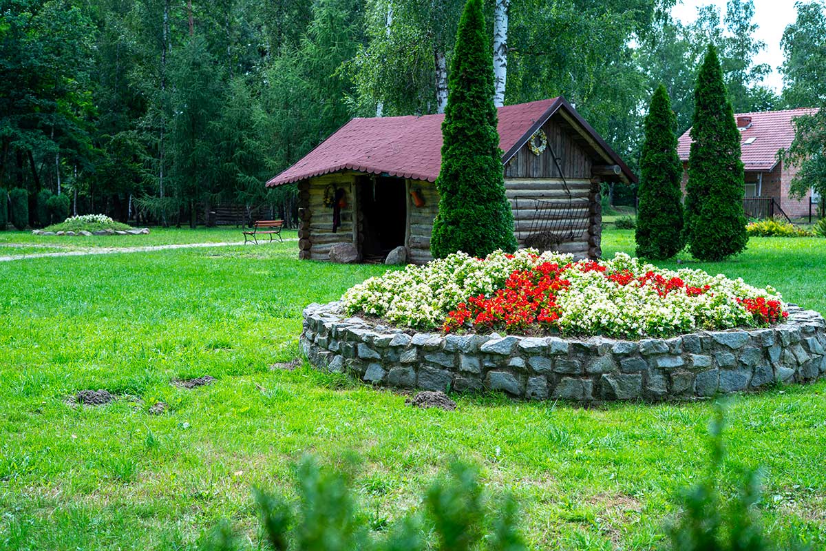 Aiuola rotonda delimitata con pietre naturali.