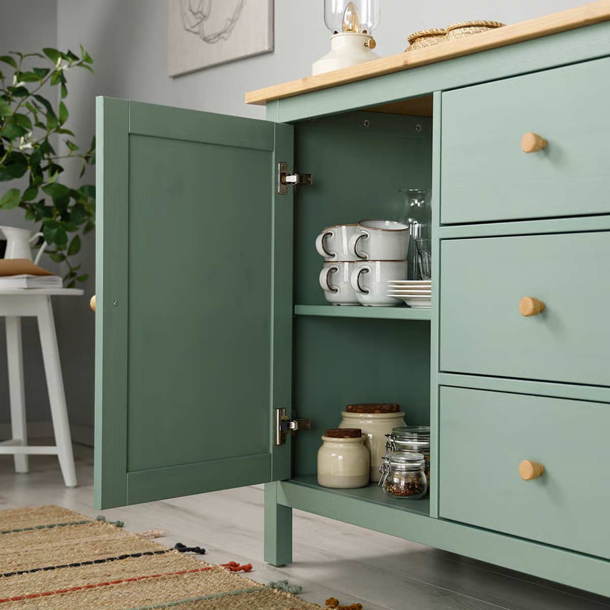 Interno buffet HEMNES verde salvia di IKEA