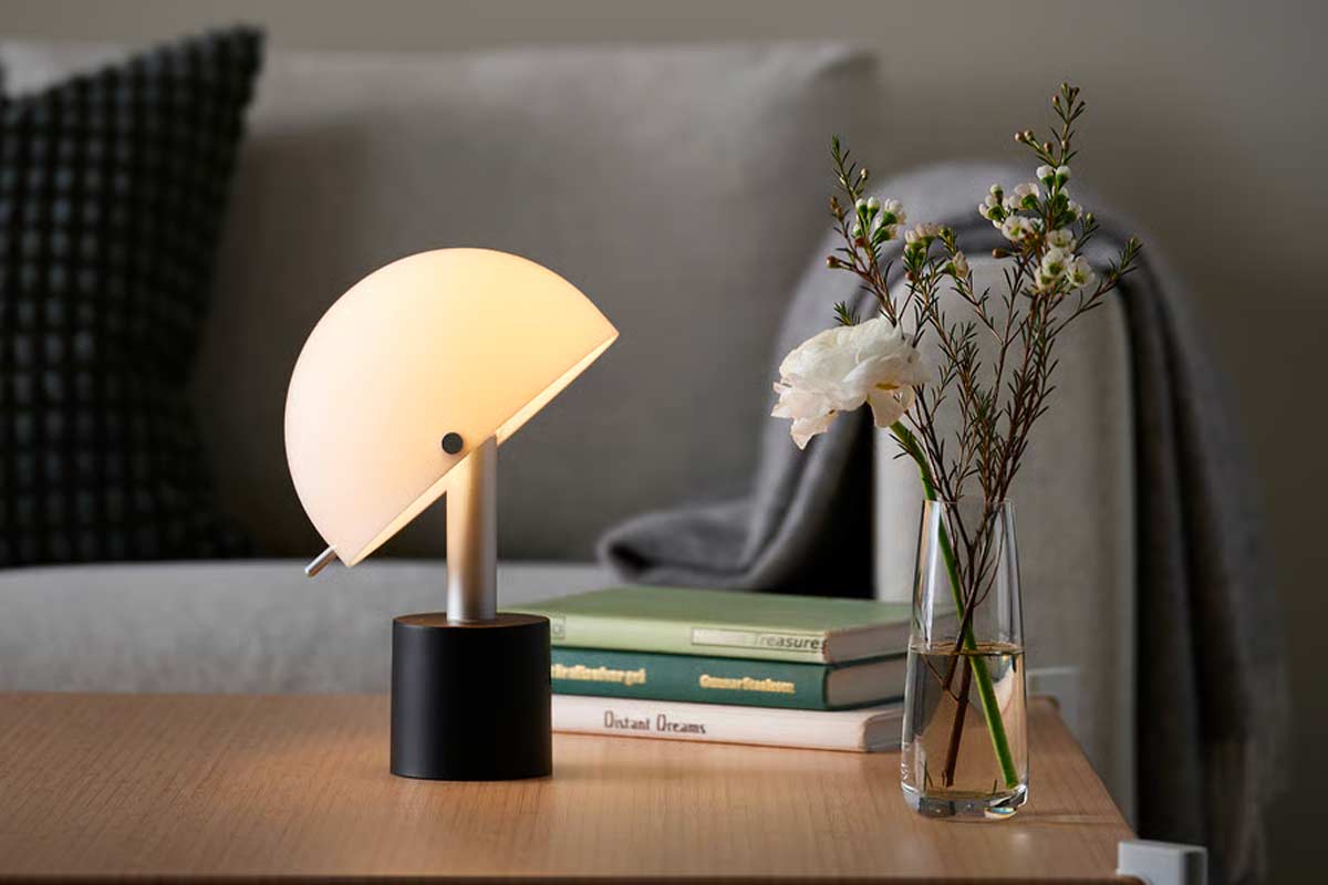 Niente presa vicina, nessun problema: la lampada IKEA che risolve gli angoli spenti