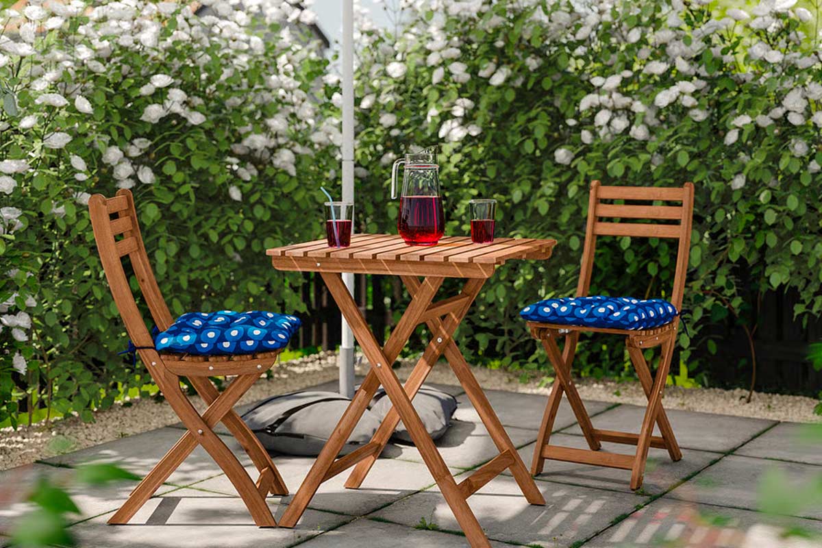 Il set IKEA ASKHOLMEN per balcone piccolo torna utile proprio ora