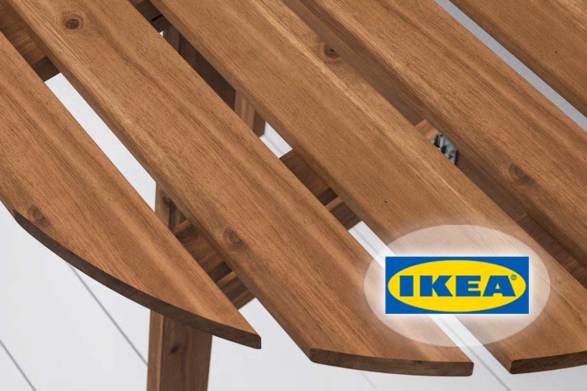 Il tavolo IKEA da 25 euro che rende utile anche il balcone più stretto