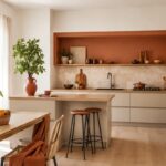 Cucina luminosa con parete terracotta e dettagli in legno chiaro