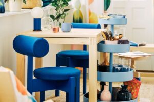 Tavolo IKEA PS 2026 in pino chiaro in una zona pranzo compatta e luminosa