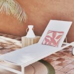 Lampada POLA Maisons du Monde su terrazzo luminoso con lettino da esterno