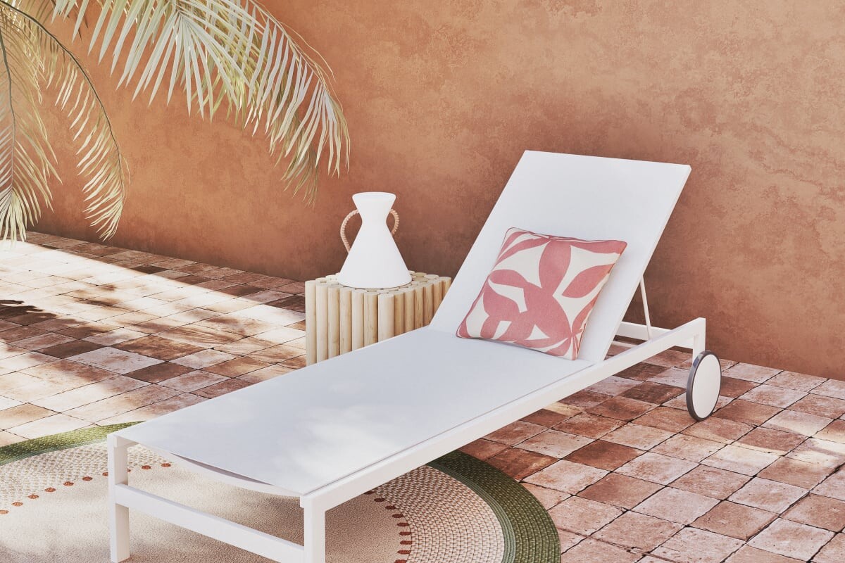 Ambientazione esterna con lampada POLA Maisons du Monde vicino alla zona relax