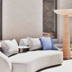 Terrazzo con lampada Maisons du Monde Leni in rattan accanto a divano outdoor