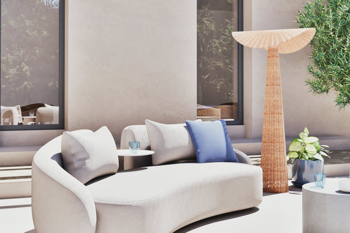 Terrazzo con lampada Maisons du Monde Leni in rattan accanto a divano outdoor