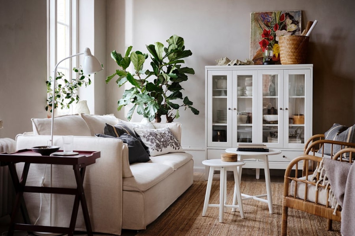Soggiorno luminoso con tappeto IKEA LOHALS in iuta naturale