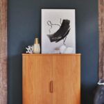 Mobile contenitore ARLETTY Maisons du Monde in legno con piano effetto terrazzo ambientato in ingresso