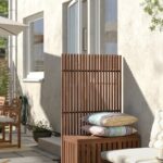 Contenitore con paravento NÄMMARÖ IKEA su terrazzo estivo con sedute e cuscini
