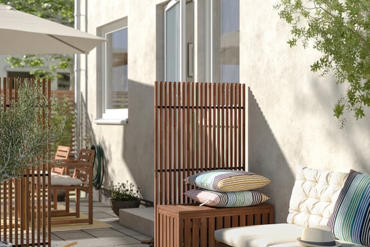 Ambiente esterno con NÄMMARÖ usato come schermatura leggera per il balcone