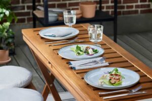 Il tavolo pieghevole IKEA che salva il balcone piccolo nelle sere calde