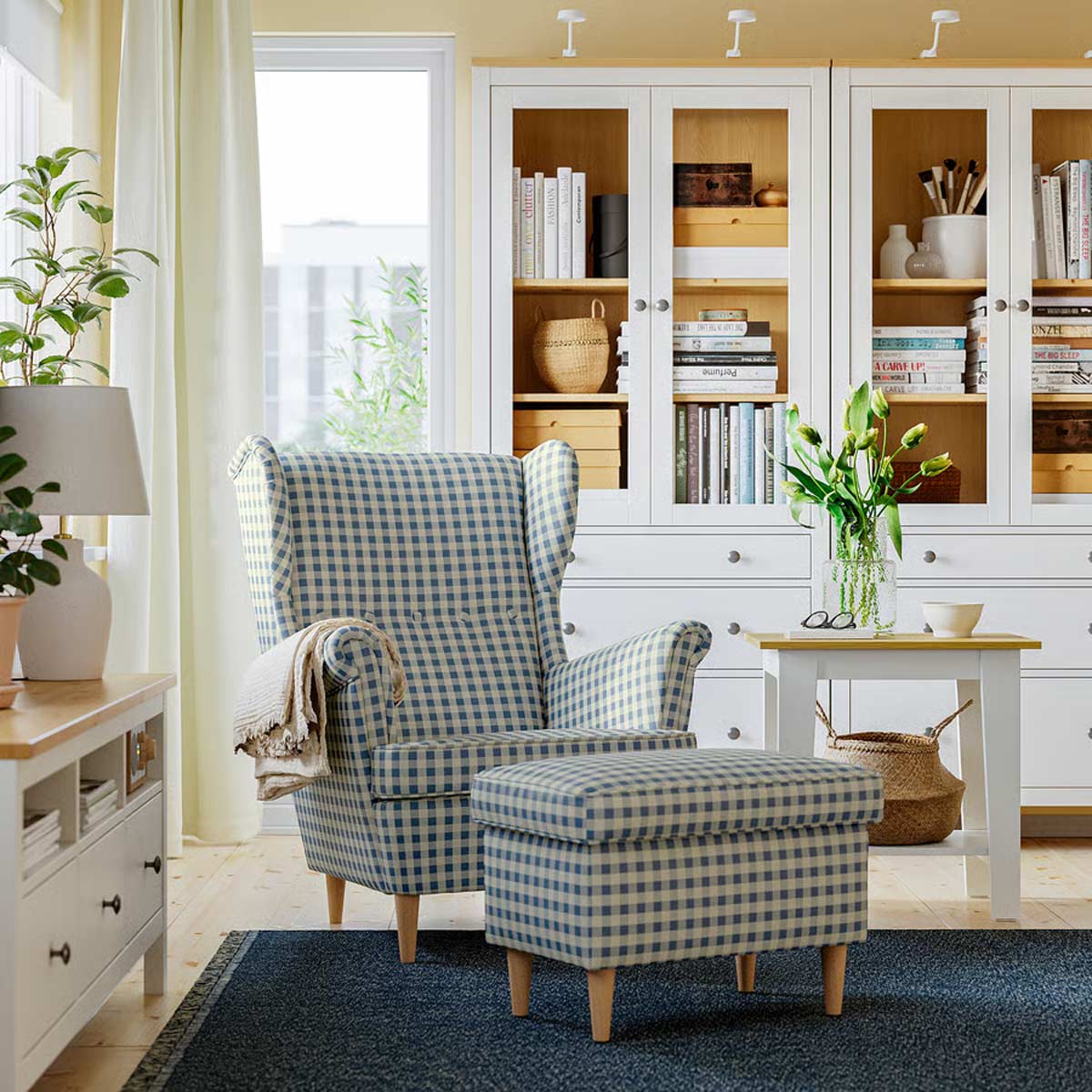 poltrona a scacchi IKEA in soggiorno con pouf