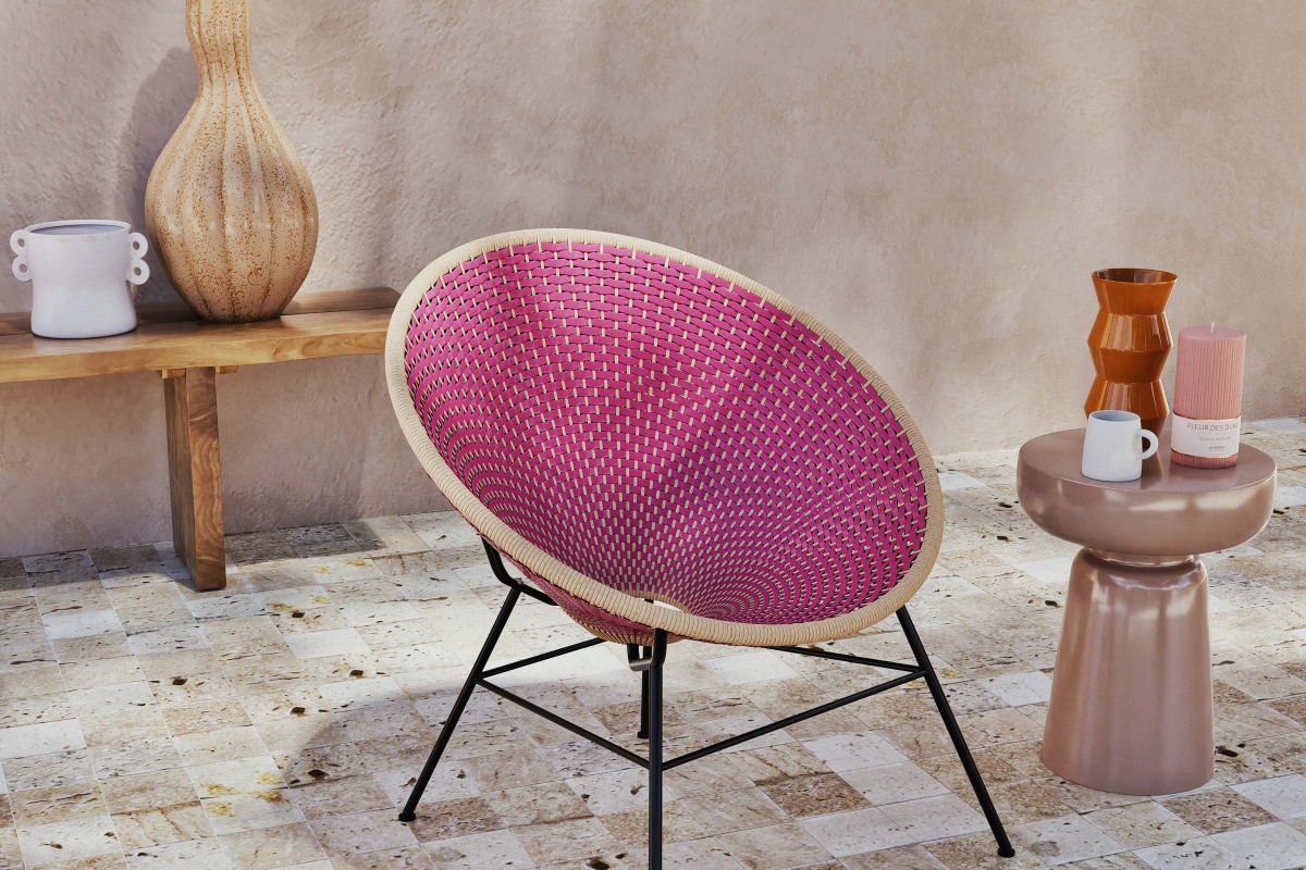 Poltrona Cobie Maisons du Monde rosa e beige in un ambiente outdoor luminoso
