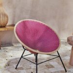Poltrona Cobie Maisons du Monde rosa e beige in un ambiente outdoor luminoso
