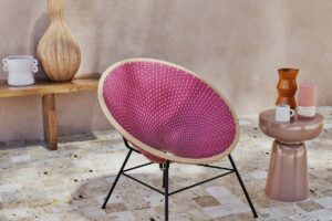 Poltrona Cobie Maisons du Monde rosa e beige in un ambiente outdoor luminoso
