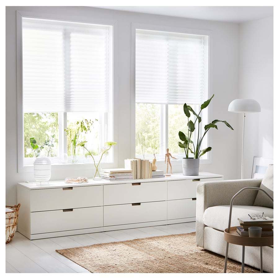 Soggiorno luminoso con tende IKEA SCHOTTIS bianche montate su più finestre