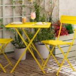 KEA, la sedia giallo canarino da 25 euro che porta l’estate anche sui balconi più piccoli
