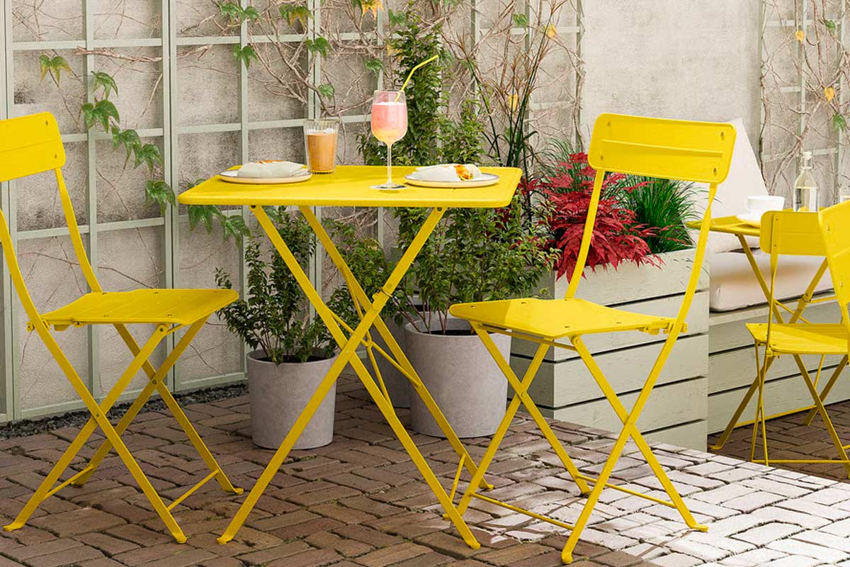 KEA, la sedia giallo canarino da 25 euro che porta l’estate anche sui balconi più piccoli